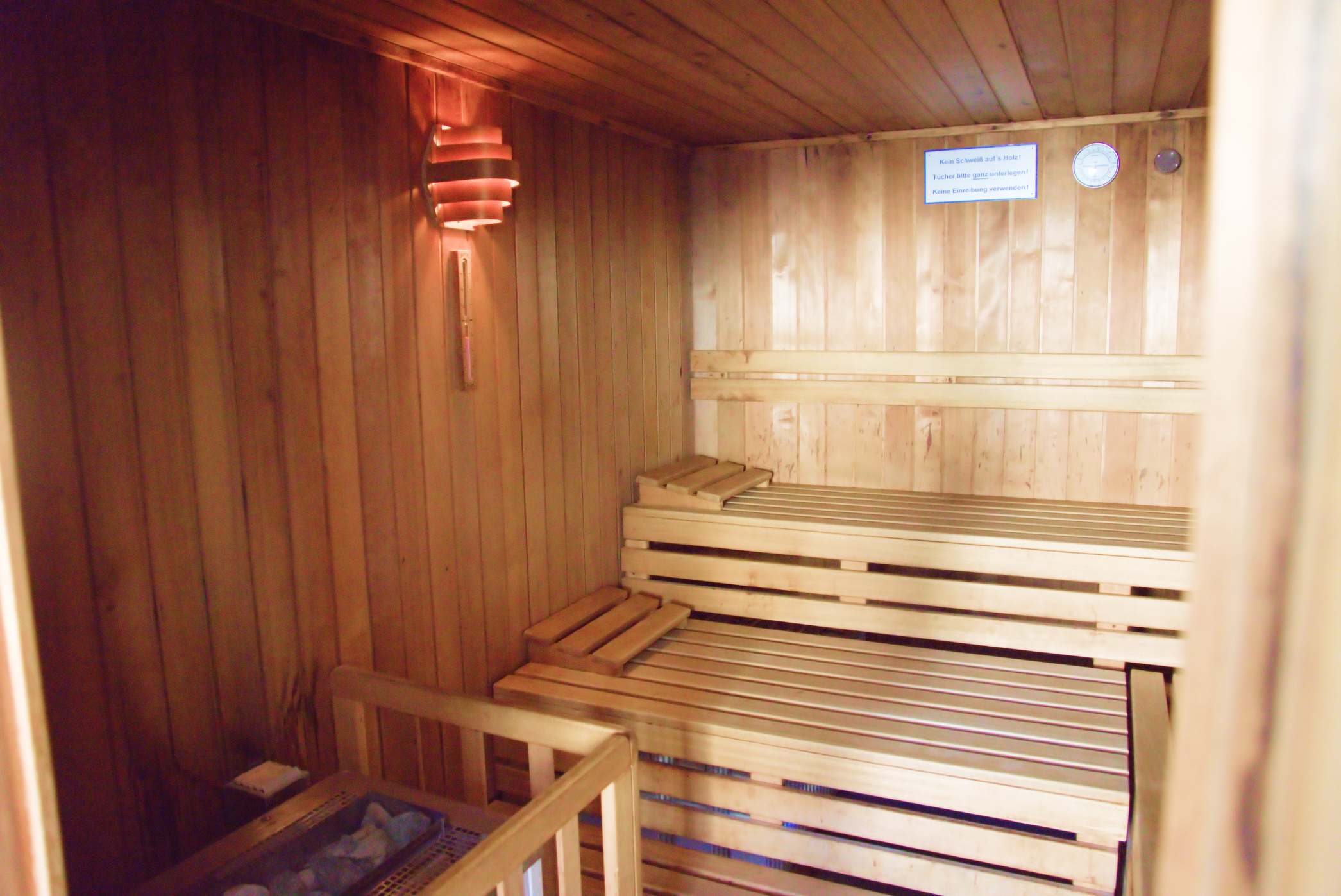Finnische Sauna im Saunabad Königswartha mit Holzliegen und Saunaofen