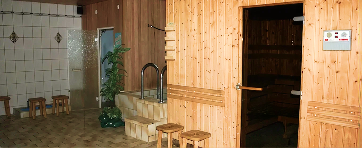 Sanarium im Saunabad Königswartha mit Holzbänken und warmer Beleuchtung